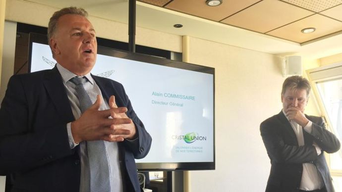 « Il y a huit ans, quand je suis arrivé à la présidence, je n’aurais pas imaginé prendre ces décisions, mais les réalités économiques et politiques sont là », déplore Olivier de Bohan, président de Cristal Union (à g.), épaulé par Alain Commissaire, directeur général. © L. PETIT